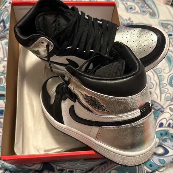 Women’s Air Jordan 1 High OG - Picture 3 of 3